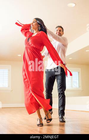 Paare tanzen im Tanzstudio Stockfoto