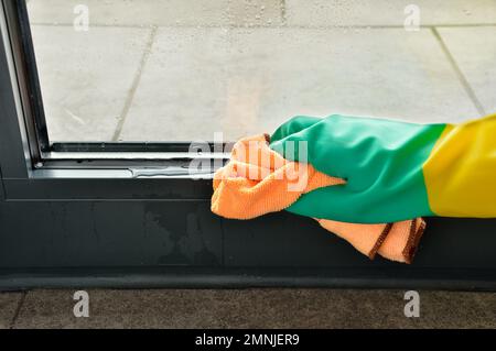 Aufnehmen oder Reinigen des Wassers, das von außen eindringt Stockfoto