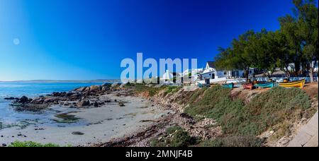 Südafrika, Westkap, Paternoster, Panoramablick auf das Fischerdorf an der Küste Stockfoto