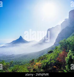 Südafrika, Westkap, Kapstadt, Lions Head Peak von den Hängen des Tafelbergs aus gesehen Stockfoto