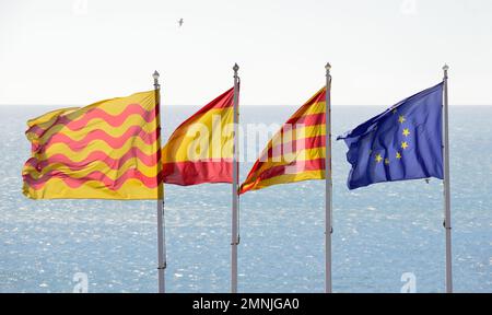 Flaggen von tarragona, spanien, katalonien und der europäischen Union mit einem Meer von Hintergrund Stockfoto