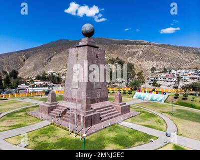 Quito, Ecuador, 5. August 2019: Drohnenblick auf das Denkmal in der Mitte der Welt, an einem Sommermorgen, meistbesuchte Touristencitadelle in Ecuador Stockfoto