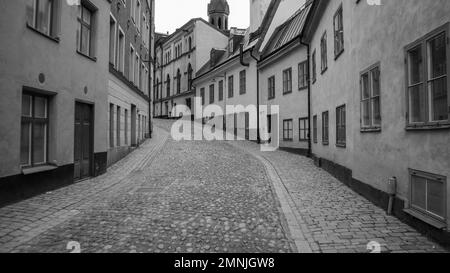 Eine leere Gasse inmitten von Gebäuden in der Stadt Stockfoto