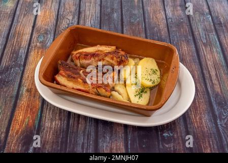 Rinderbrust mit gebackenen Kartoffeln in einem Tontopf Stockfoto