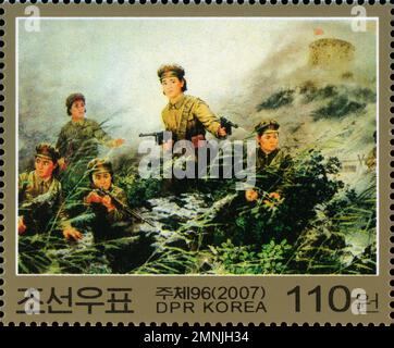 Nordkoreanische Briefmarke von 2007, die weibliche Soldaten in einer Kampfszene darstellt, Teil einer philatelistischen Sammlung der DVRK. Stockfoto