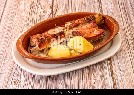 Gebratenes Rinderbrust mit gebackenen Kartoffeln in einem Tontopf Stockfoto