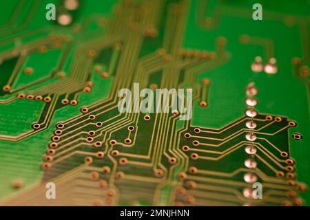 Grüne und goldene Computerplatine. Stockfoto