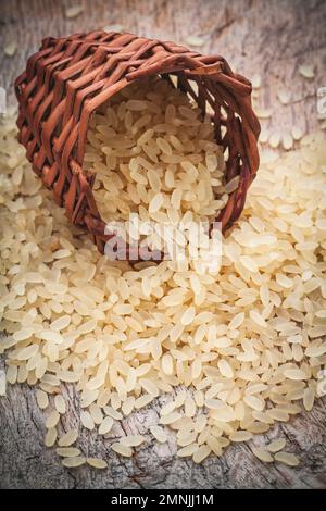 Braunes Reisgelb, für Risotto auf einem Holzbrett Stockfoto