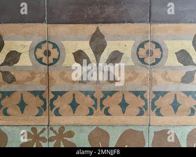 Alte hydraulische Fliesen, typisch für Portugiesisch in alten Gebäuden Stockfoto