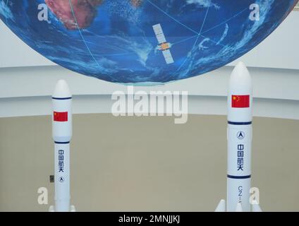 YANTAI, CHINA - 30. JANUAR 2023 - Ein Modell der chinesischen Trägerrakete und des Beidou Navigationssatellitensystems werden am östlichen Raumhafen gezeigt Stockfoto