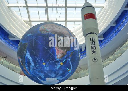 YANTAI, CHINA - 30. JANUAR 2023 - Ein Modell der chinesischen Trägerrakete und des Beidou Navigationssatellitensystems werden am östlichen Raumhafen gezeigt Stockfoto