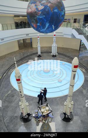 YANTAI, CHINA - 30. JANUAR 2023 - Besucher erfahren mehr über ein Modell der chinesischen Trägerrakete und das Beidou Navigationssatellitensystem an der Eastern Sp Stockfoto