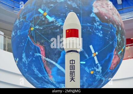 YANTAI, CHINA - 30. JANUAR 2023 - Ein Modell der chinesischen Trägerrakete und des Beidou Navigationssatellitensystems werden am östlichen Raumhafen gezeigt Stockfoto