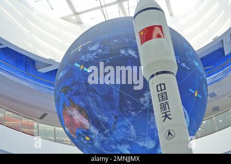 YANTAI, CHINA - 30. JANUAR 2023 - Ein Modell der chinesischen Trägerrakete und des Beidou Navigationssatellitensystems werden am östlichen Raumhafen gezeigt Stockfoto