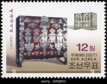 Nordkoreanische Briefmarke aus dem Jahr 2007 mit einer traditionellen, mit weißem Kupfer verzierten Brust (baekdongjangsik-gwe) aus der Zeit der Ri-Dynastie. Stockfoto