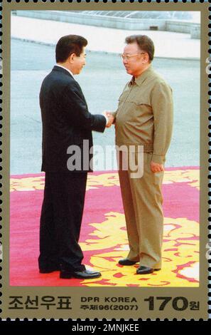 Nordkoreanische Briefmarke von 2007, die den historischen Handschlag zwischen Kim Jong-il und Roh Moo-hyun während des Interkoreanischen Gipfels darstellt. Stockfoto