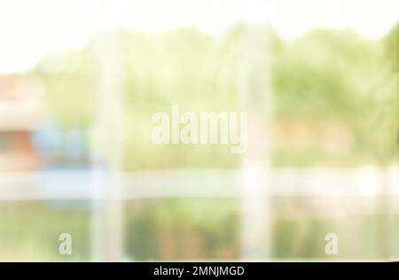 Verschwommenes Bürofoto mit Fenster und Blick auf den Wald Stockfoto