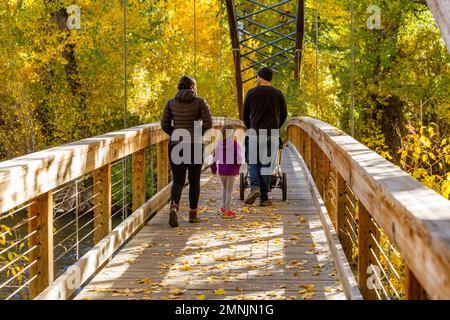 USA, Idaho, Hailey, Familie, die im Herbst die Brücke überquert Stockfoto