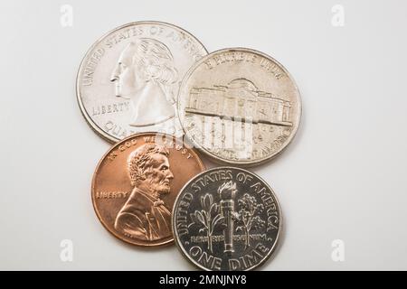 US 1 Cent, 5, 10, 25 Cent Münzen auf weißem Hintergrund. Stockfoto