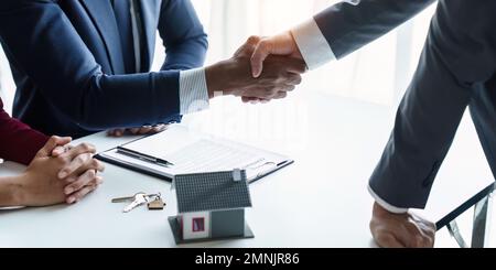 Nahaufnahme Eines Geschäftsmanns kauft ein Haus und schüttelt nach der Transaktion die Hand. Ein Gespräch mit einem Immobilienmakler Stockfoto