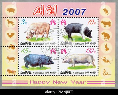 Nordkoreanischer Briefmarkenbogen aus dem Jahr 2007, der das Jahr des Schweins feiert, mit vier Schweinerassen und chinesischen Tierkreissymbolen. Stockfoto