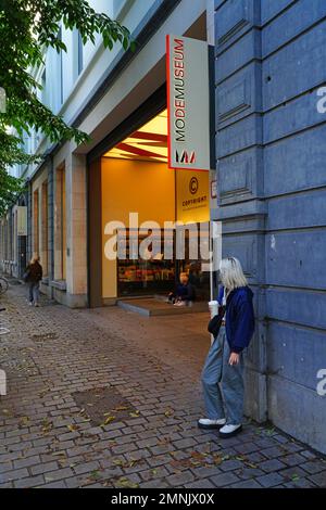 ANTWERPEN, BELGIEN – 18. Okt 2022 – Blick auf das MOMU Mode Museum, das Modemuseum von Antwerpen mit Sammlungen belgischer Modedesigner. Stockfoto