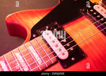 Vaduz, Liechtenstein, 28. September 2022 Produktaufnahme einer standardmäßigen elektrischen Gibson-Les-Paul-Gitarre in der Sonne Stockfoto