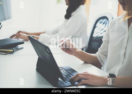 Fondsmanager oder Berater, die mit einem digitalen Tablet arbeiten, um den Aktienmarkt für Investitionen zu analysieren. Finanzkonzept. Stockfoto