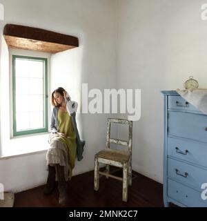 Junge Frau in einem alten Haus Stockfoto