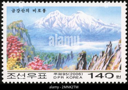 Nordkoreanische Briefmarke aus dem Jahr 2006 mit dem Birobong Peak in der Bergkette des Mount Kumgang. Stockfoto