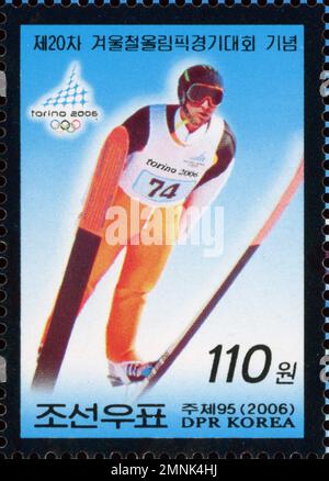 Nordkoreanische Briefmarke zum Gedenken an die Olympischen Winterspiele 2006 in Turin mit einem Skispringer in Aktion. Stockfoto