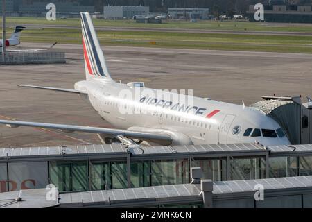 Zürich, Schweiz, 19. Januar 2023 Air France Airbus A319-111-Flugzeuge parken am Gate Stockfoto