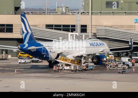 Zürich, Schweiz, 19. Januar 2023 Aegean Airbus A321-271NX Neo Airbus parkt am Gate Stockfoto