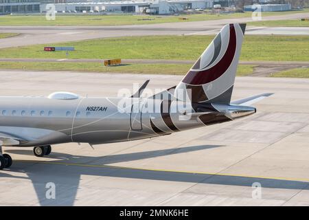 Zürich, Schweiz, 19. Januar 2023 das Flugzeug Embraer 190 Lineage 1000 fährt zu seiner Position Stockfoto