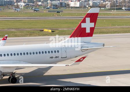 Zürich, Schweiz, 19. Januar 2023 Internationale Schweizer Fluggesellschaften Bombardier CS-100 oder A220 Flugzeuge Rollen zum Gate Stockfoto