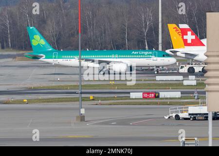 Zürich, Schweiz, 19. Januar 2023 das Flugzeug Aer Lingus Airbus A320-214 parkt am Gate Stockfoto