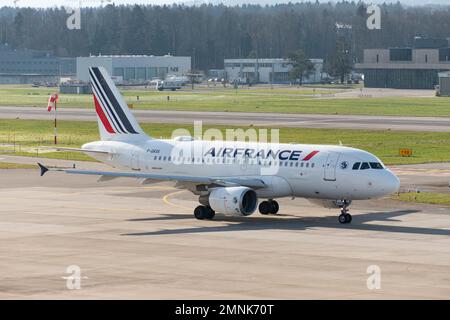 Zürich, Schweiz, 19. Januar 2023 Air France Airbus A319-111 fährt in Startposition Stockfoto