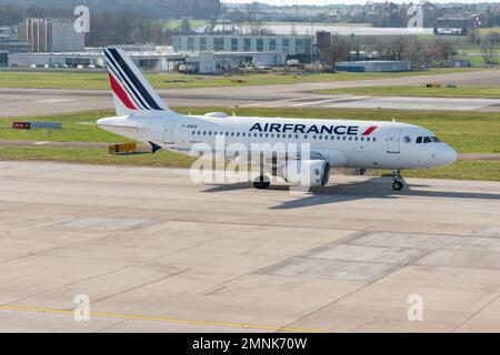 Zürich, Schweiz, 19. Januar 2023 Air France Airbus A319-111 fährt in Startposition Stockfoto