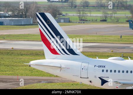 Zürich, Schweiz, 19. Januar 2023 Air France Logo auf dem Heck eines Airbus A319-111 Flugzeugs Stockfoto