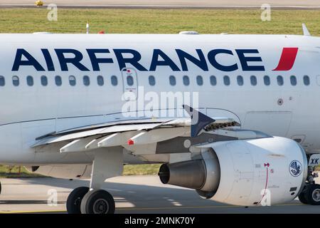 Zürich, Schweiz, 19. Januar 2023 Air France Airbus A319-111 fährt in Startposition Stockfoto