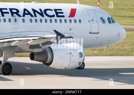 Zürich, Schweiz, 19. Januar 2023 Air France Airbus A319-111 fährt in Startposition Stockfoto