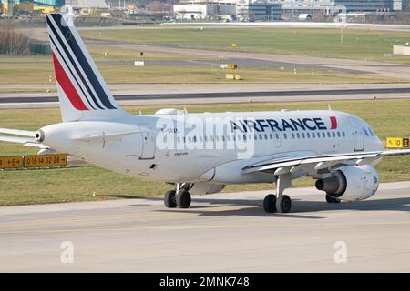 Zürich, Schweiz, 19. Januar 2023 Air France Airbus A319-111 fährt in Startposition Stockfoto