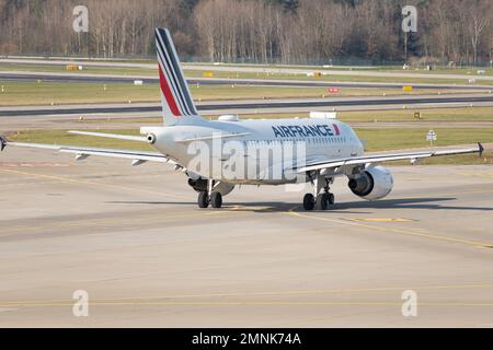 Zürich, Schweiz, 19. Januar 2023 Air France Airbus A319-111 fährt in Startposition Stockfoto