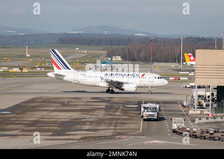 Zürich, Schweiz, 19. Januar 2023 Air France Airbus A319-111 fährt in Startposition Stockfoto