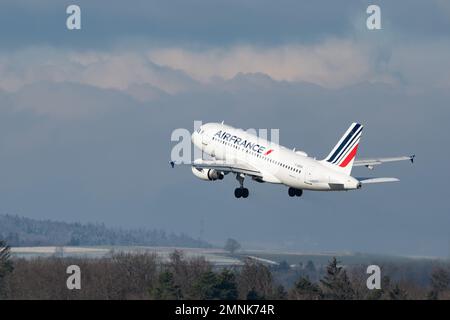 Zürich, Schweiz, 19. Januar 2023 Air France Airbus A319-111 startet von Landebahn 28 Stockfoto