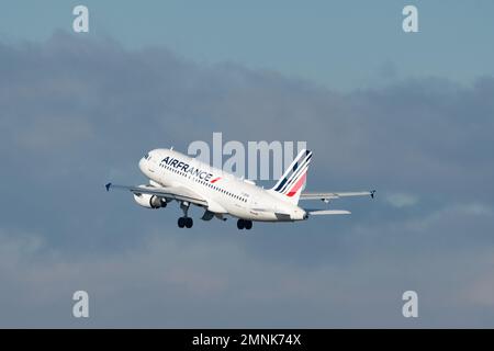 Zürich, Schweiz, 19. Januar 2023 Air France Airbus A319-111 startet von Landebahn 28 Stockfoto