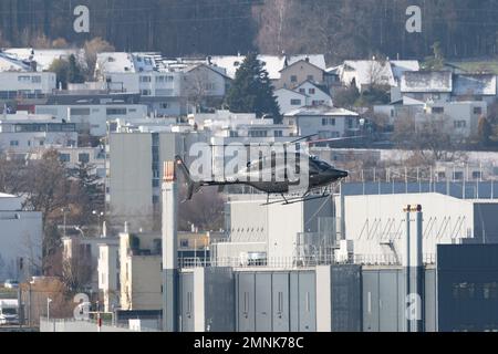 Zürich, Schweiz, 19. Januar 2023 Bell 429 Global Ranger Helikopter trifft am internationalen Flughafen ein Stockfoto