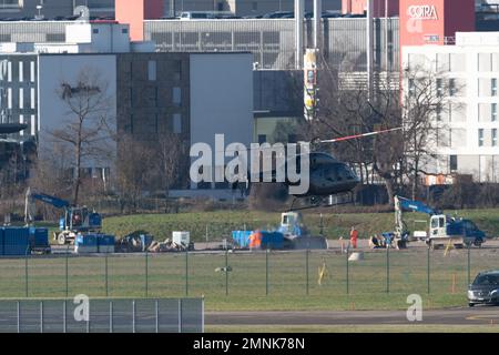 Zürich, Schweiz, 19. Januar 2023 Bell 429 Global Ranger Helikopter trifft am internationalen Flughafen ein Stockfoto