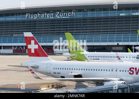 Zürich, Schweiz, 19. Januar 2023 Swiss Airbus A321-271N Neo und ein Baltic Airways Bombardier CS-300 oder A220 parken am Tor Stockfoto