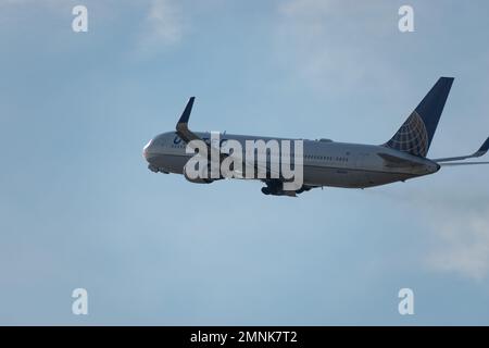 Zürich, Schweiz, 19. Januar 2023 United Airlines die Boeing 767-322ER startet von der Landebahn 16 Stockfoto